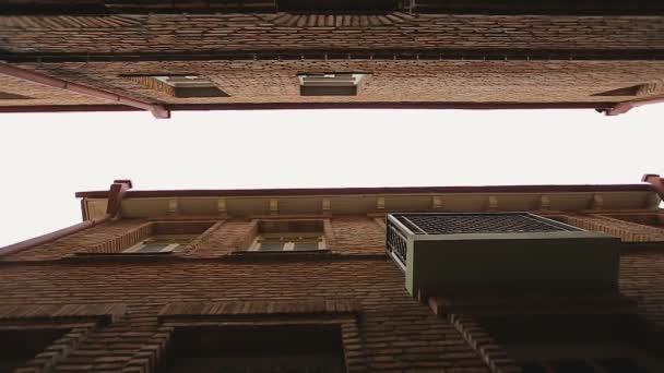 Strade strette georgiane con edifici in mattoni tradizionali, vista dal basso, turismo — Video Stock