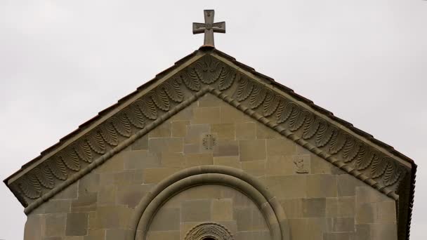 Edifício da igreja com detalhes decorativos religiosos na parede, simbolismo na obra de arte — Vídeo de Stock