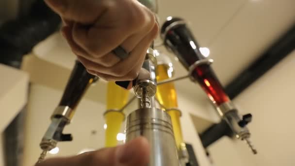 Uomo versando in vetro gassato analcolico dragoncello aromatizzato, trattamento tarhun — Video Stock