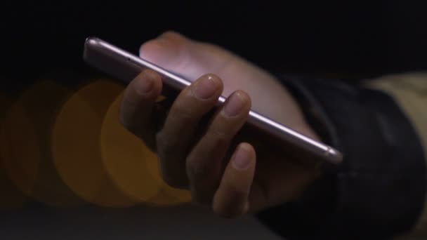 Mão feminina usando smartphone, vício em redes sociais, navegar de perto — Vídeo de Stock