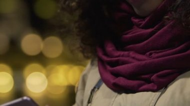 Şirin esmer smartphone, aşk mesajı okuma kadar mutlu bir şekilde, yakın gülümseyen