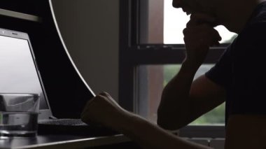 Sosyal ağ online, komik video izlerken adam evde eğlenmek gülümseyen