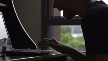 Mutlu erkek eğleniyor tipik haber dizüstü bilgisayar, arkadaşlarınızla çevrimiçi sohbet