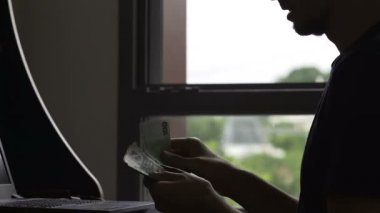 Para, online iş kar sayma, bütçe, finans planlama erkek gölge