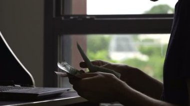 Kredi borç ödeme euro faturaları evde, sayım kızgın genç adam düşük maaş,