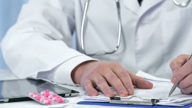Hormonlar reçeteleme ve Bayan hasta için hapları vermeye doktor kadın hastalıkları
