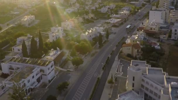 Turistik otobüs sürüş şehir sokakları, gayrimenkul seaside Resort, havadan görünümü — Stok video