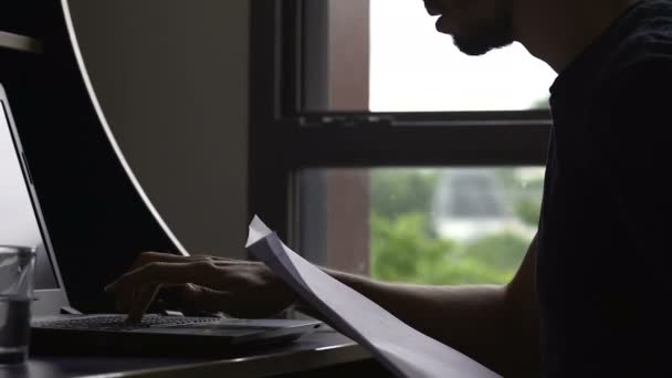 Ocupado hombre freelancer escribiendo en el ordenador portátil, proyecto de acabado, plazo de trabajo, estrés — Vídeo de stock