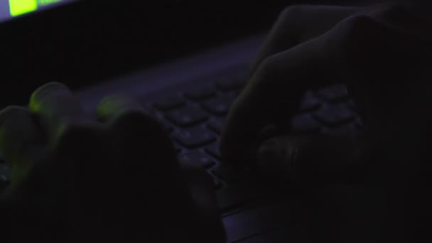 Mužské ruce psaní klávesnice počítače, programátor pracuje na projektu, zblízka