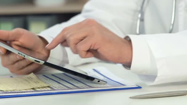 Terapeuta masculino rolando em tablet, comprando nova vacina on-line, close-up shot — Vídeo de Stock