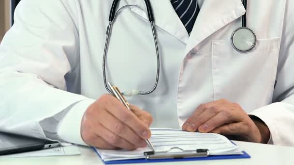 Arzt mit Stethoskop beim Ausfüllen des Registrierungsformulars, Nahaufnahme — Stockvideo