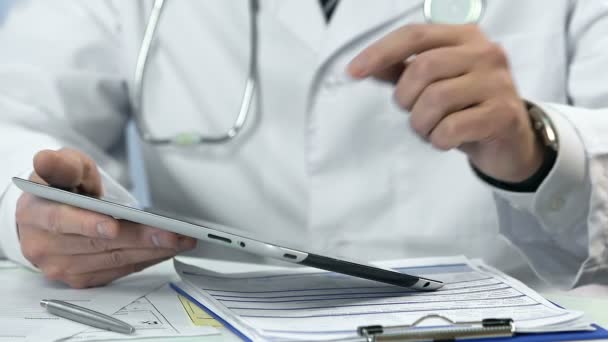 Mano del médico masculino escribiendo en la computadora de la tableta, insertando datos, reforma de la salud — Vídeos de Stock