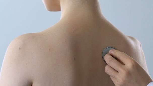 Médecin de clinique examinant les poumons des femmes par stéthoscope, pneumonie, soins de santé — Video