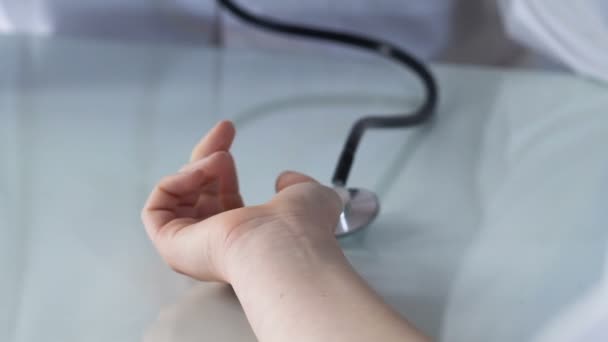 Arts patiënt heartbeat luistert met een stethoscoop, pulse, gezondheid controleren — Stockvideo