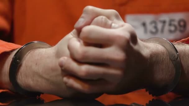 Männlicher Krimineller fühlt sich schuldig und hilflos in Handschellen, wird von der Polizei verhaftet, bereut — Stockvideo