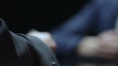 Bayan para alarak ve koyarak cep, rüşvet hareket, yasadışı maaş