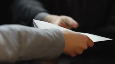 Sahtekâr politikacı kelepçe, kara para aklama, vergi kaçakçılığı ile tutukluyor polis