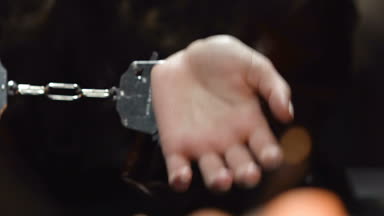 Genç kadın polis müfettişi, kaba kadın davranışı ile flört tutuklandı