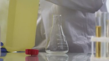 Araştırma Enstitüsü dökme benzinli çalışan kalite testleri için şişesi içine