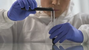 Test tüpüne, kimyasal analiz bölümü ham petrol dökme asistan