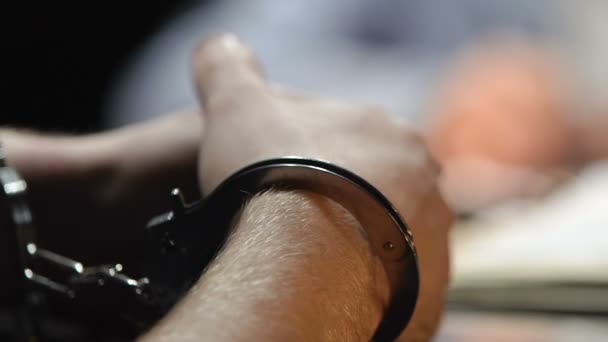 Dieb in Polizeiwache festgenommen, Handschellen klicken — Stockvideo