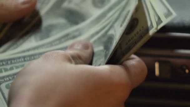 Officiële man tellend contant geld en aanbrengend businesscase, illegale verrijking — Stockvideo