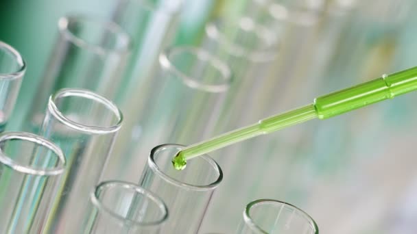 Cientista que verifica a qualidade e consistência de novos detergentes, pesquisa química — Vídeo de Stock