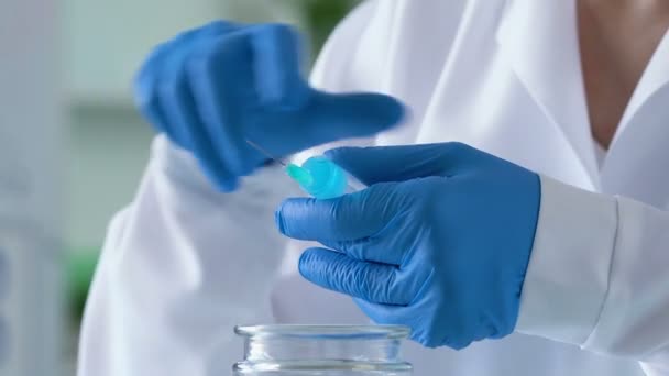 Employé du laboratoire de qualité pour les produits agricoles injectant des pesticides dans les plantes — Video