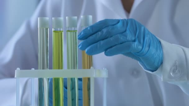 Tubos de ensaio de numeração de trabalhadores de laboratório com amostras, experiência científica — Vídeo de Stock