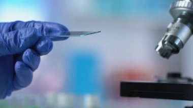 Çocuğun genetik anormallikler belirlemek için doktor cenin kordon kanı incelenmesi