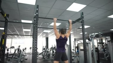 Çekme yapan aktif erkek ups spor salonunda, vücut egzersiz programı, güçlü kasları eğitim
