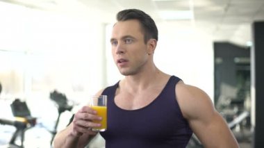 Vücut geliştirmeci içme taze portakal suyu, dengeli fitness beslenme, egzersiz