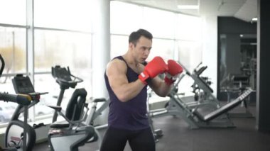 Eğitim spor salonu, yumruk ve aparkat ayarı, spor ruhu eldiven erkek boxer