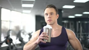 Kaslı adam protein sallamak sonra egzersiz, sağlıklı beslenme, vücut geliştirme içme