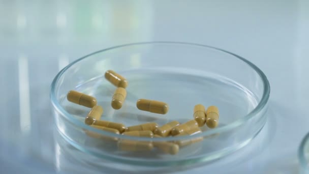 Trabalhador farmacêutico preparando novos medicamentos para ensaios clínicos, efeito placebo — Vídeo de Stock