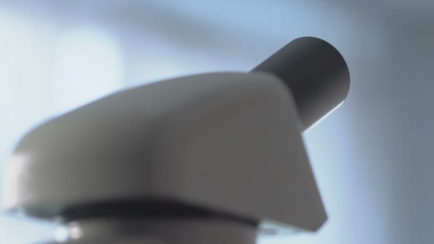 Ученые-мужчины смотрят сквозь микроскоп на пробу, научные исследования — стоковое видео