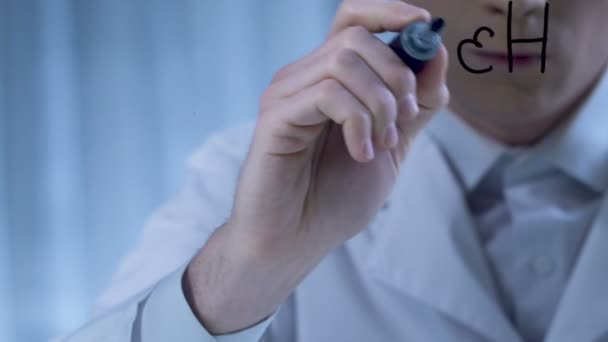 Lékárník psaní chemický vzorec na průhledné desky, vytvoření léky — Stock video