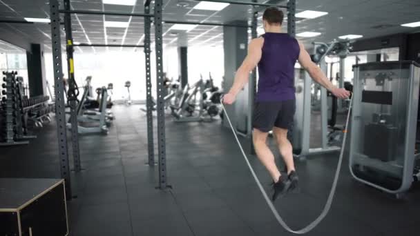 Deportista saltando sobre la cuerda, entrenamiento de resistencia, ejercicio cardiovascular, calentamiento — Vídeos de Stock