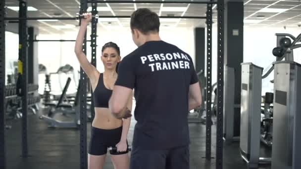 Entrenador de gimnasia motivando a la mujer deportiva cansada a hacer ejercicio, estilo de vida deportivo, guía — Vídeos de Stock