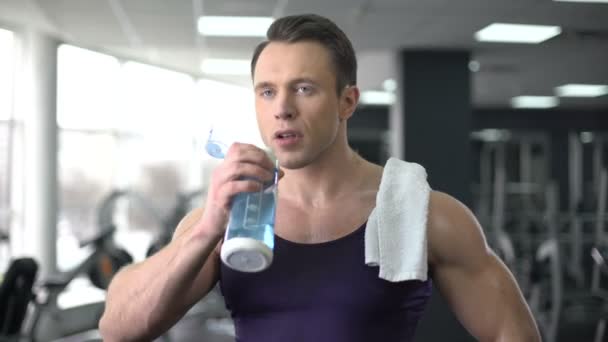 Потный спортсмен питьевая вода после тренировки, здоровое питание, аква-баланс — стоковое видео