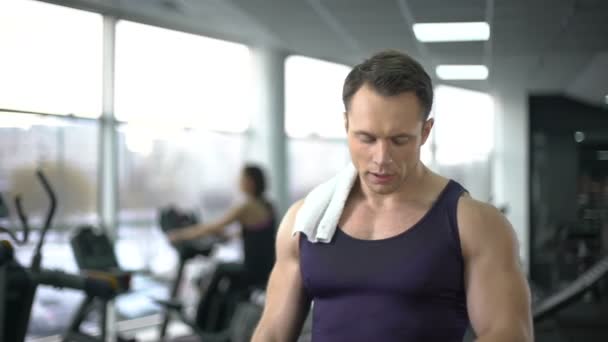 Atleta hombre comprobar calorías quemadas en reloj inteligente después del entrenamiento, la innovación — Vídeo de stock