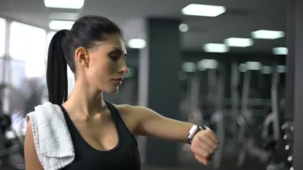 Fit femme vérifier les résultats d'entraînement à l'hologramme montre intelligente, innovation sportive — Video