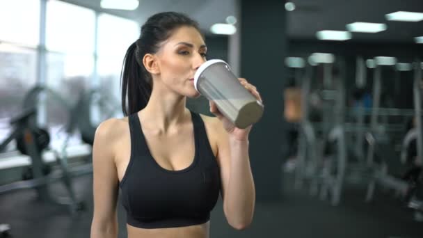 Fit vrouw drinken eiwit shake na training, spier winnen voeding, gezondheid — Stockvideo