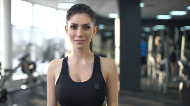 Sporttrainerin zeigt Daumen hoch und lächelt, Fitnessstudio-Workout-Service, Trainer — Stockvideo