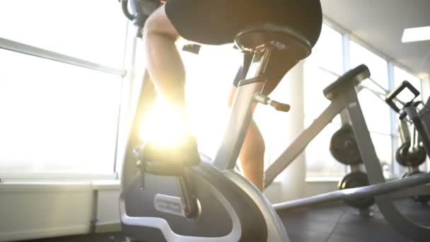 Sportsman utövar på stillastående cykel i morgon, hälsosam livsstil motivation — Stockvideo