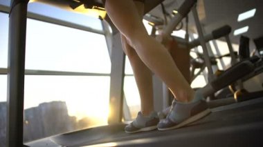 Kadın bacaklar egzersiz önce ısınma spor kadın spor salonu koşu bandı üzerinde çalışan