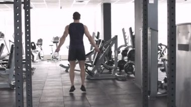 Yarışmadan önce eğitim ile ip atlama atlamak atletik kaslı erkek