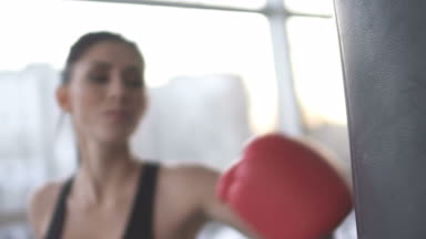 Spor salonunda, kum torbası ile eğitim güçlü bağımsız kadın spor motivasyon