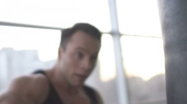 Stres giderici vasıl jimnastik salonu, kum torbası ile egzersiz profesyonel erkek boxer