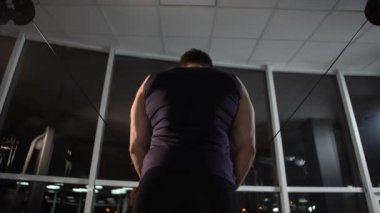 Göğüs kasları rağmen geç zaman kablo makinedeki kalıcı sporcu trenler